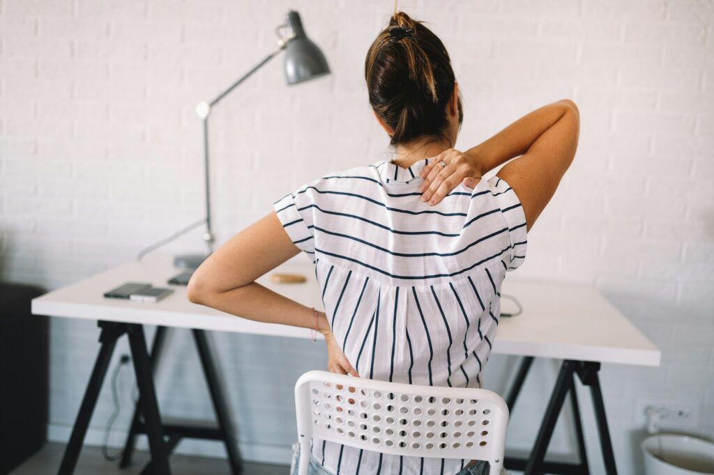 surtravail avec mal de de dos et une mauvaise posture