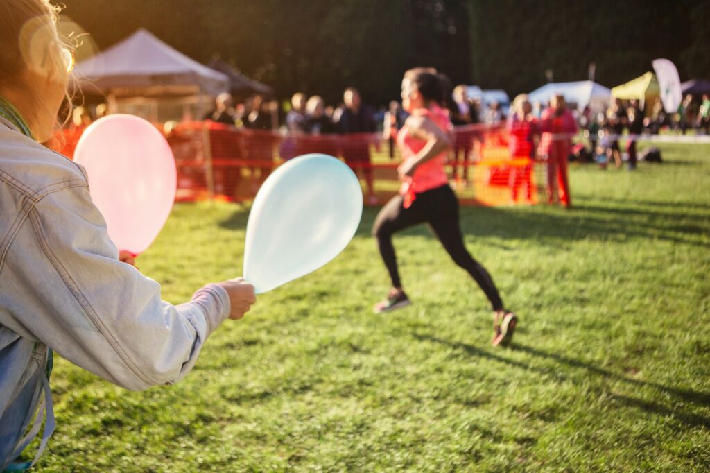 Suporter tenant un balon dans un évènement de sport